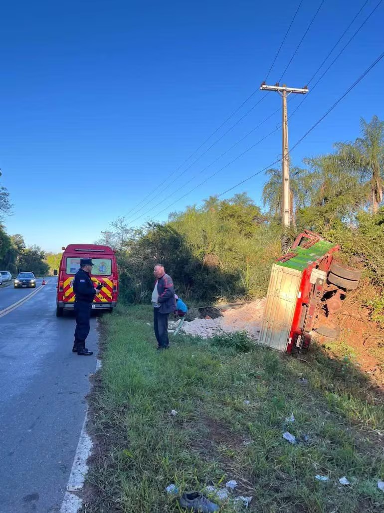 Camión cargado con ladrillos volcó en Caacupé y dejó un joven&nbsp;fallecido